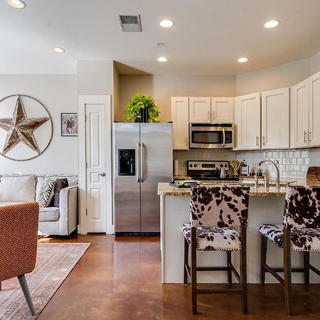 The Celebrity - Minutes To Broadway With A Balcony Apartment Nashville Bagian luar foto