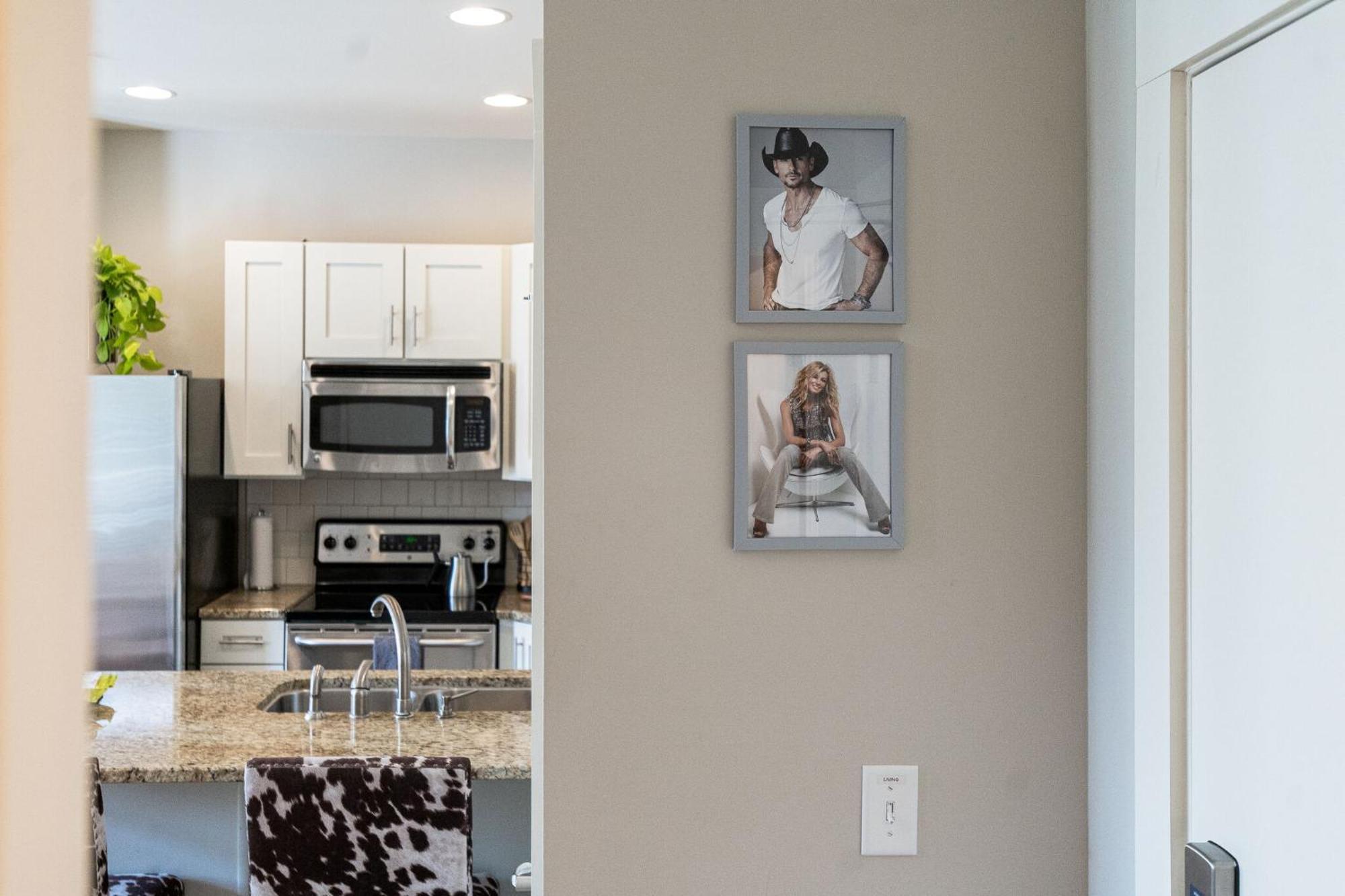 The Celebrity - Minutes To Broadway With A Balcony Apartment Nashville Bagian luar foto