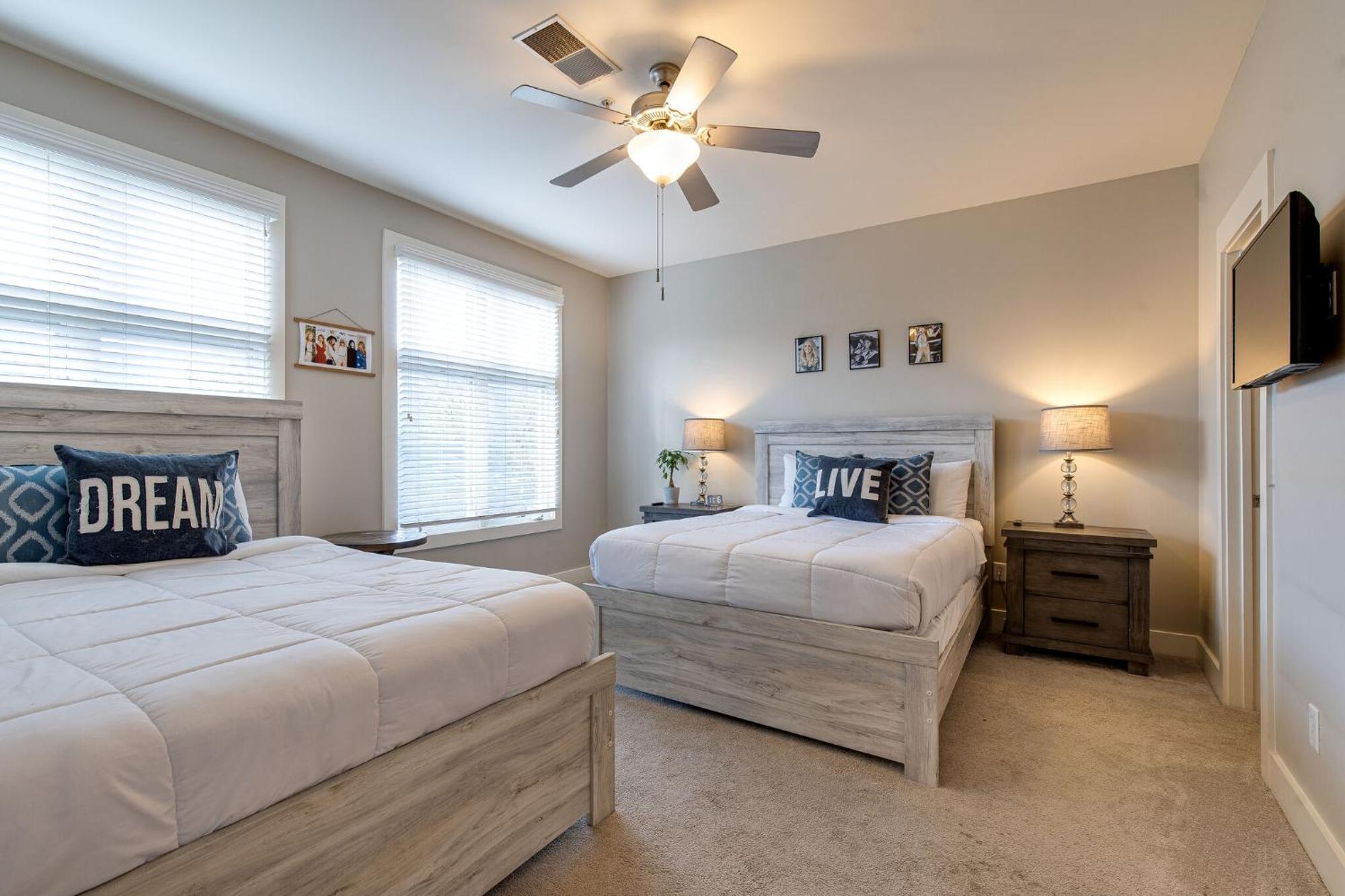 The Celebrity - Minutes To Broadway With A Balcony Apartment Nashville Bagian luar foto