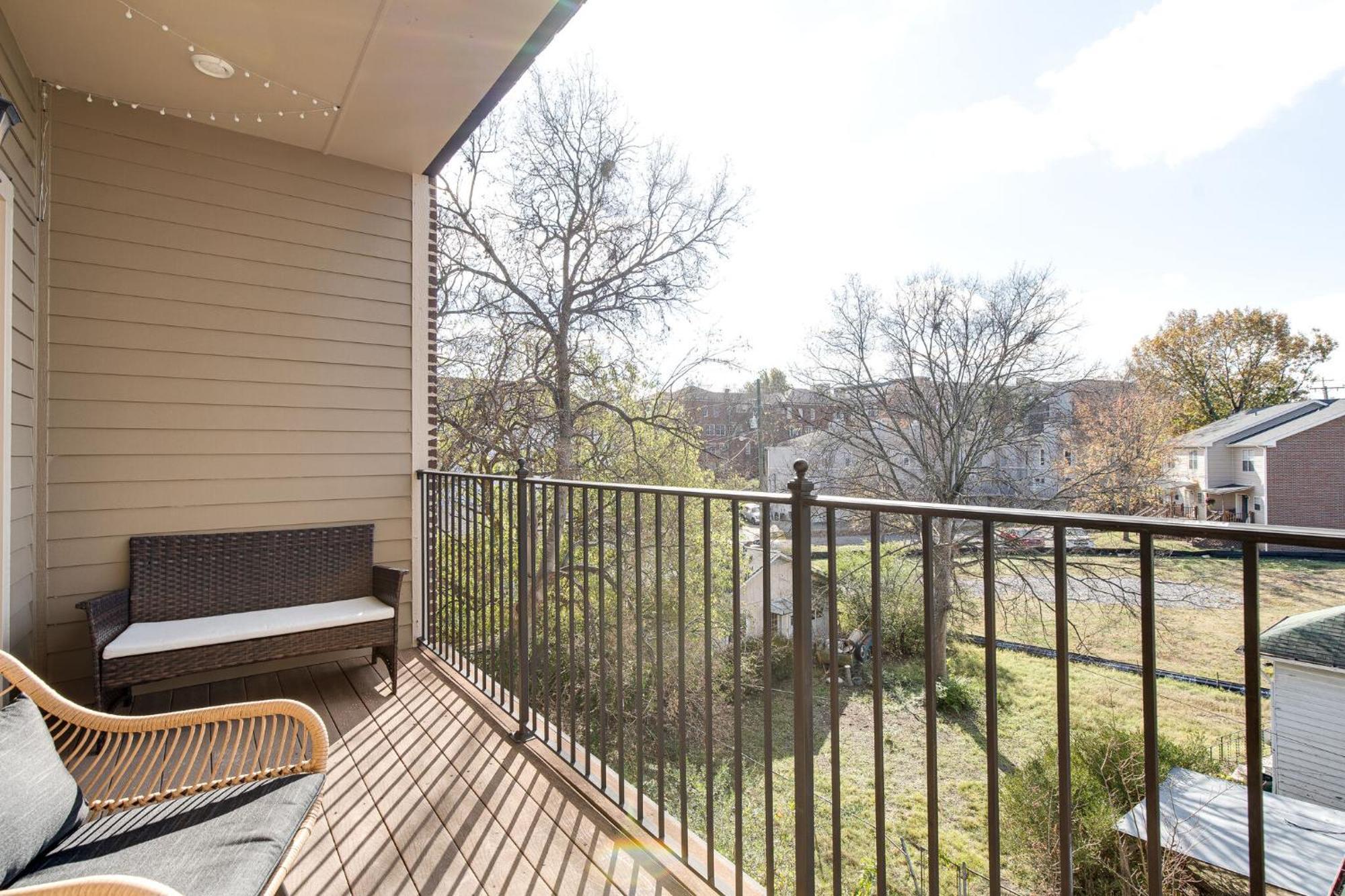 The Celebrity - Minutes To Broadway With A Balcony Apartment Nashville Bagian luar foto